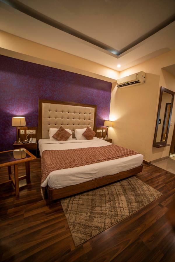 Hotel Jsr Continental Dehradun Exterior foto